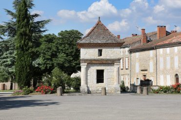 Villeneuve-sur-Vère, la blanche