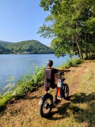 Entre lac et forêts, en trottinette électrique