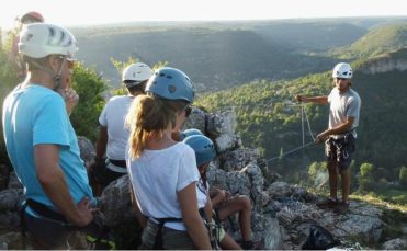 Grimpe et via-ferrata dans les Gorges de l’Aveyron, proche du Roc du Gorb