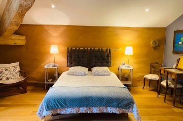 Bed and breakfast with swimming pool in an oak wood