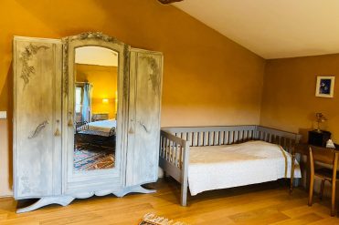 Bed and breakfast with swimming pool in an oak wood