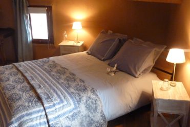 Bed and breakfast with swimming pool in an oak wood