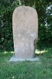 Sentier autour de la statue-menhir de Paillemalbiau