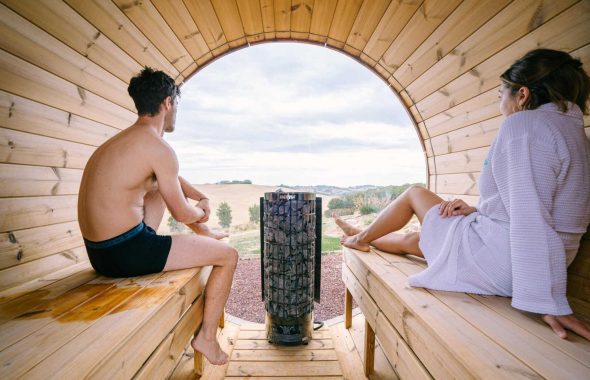 Escapade bien-être : sauna et bain nordique avec vue sur la campagne