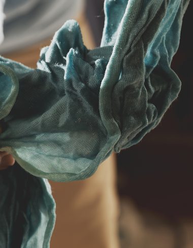 Démonstration de teinture végétale par le Pastel de la Serre