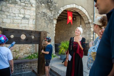 Visite guidée au cœur de Castelnau-de-Montmiral avec Dame Constance