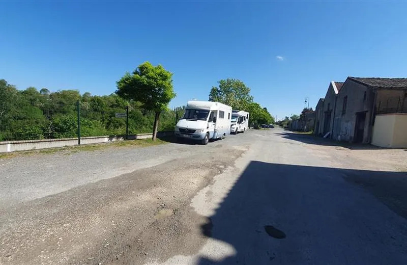 Borne de Services et Aire de Stationnement Camping-Car de Brens